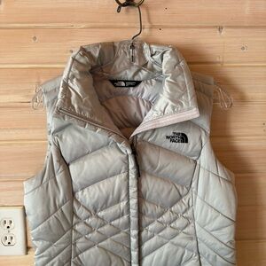 The North Face 550 Down Puffer Vest Light Gray / Silver Chevron | Women’s S EUC